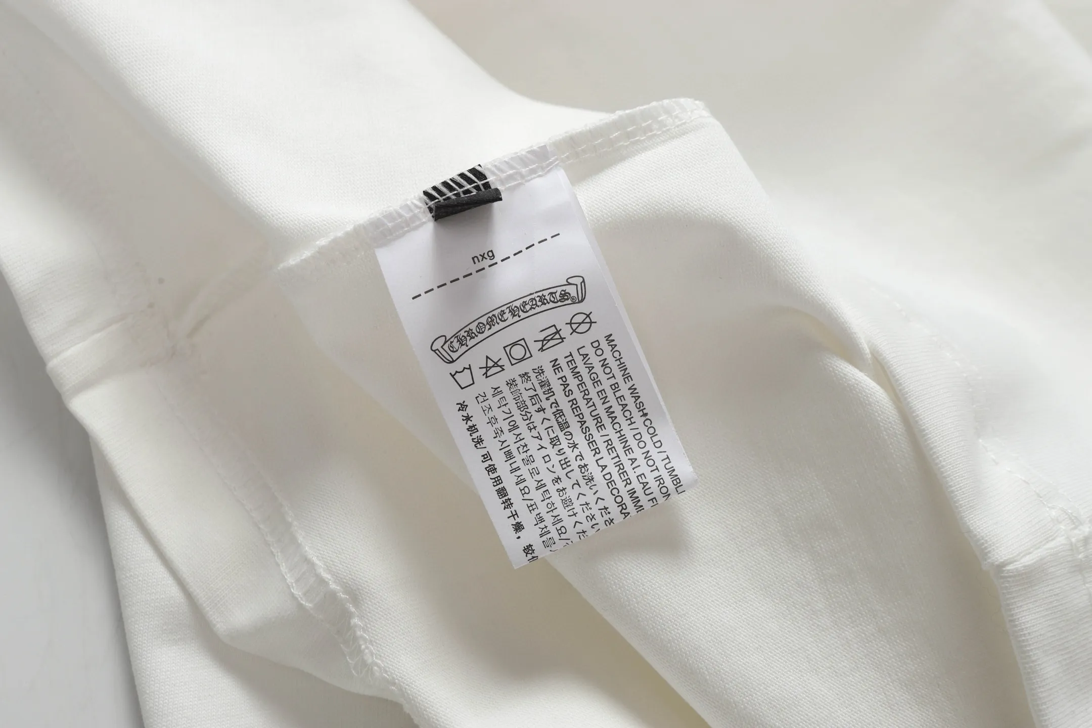 🅿️170 CH/Cro Heart 25ss front and back logo printed logo round neck short sleeves. Fabric: Made of 280g double yarn smooth fabric, high temperature pre-shrunk. The weight is up to 300g. It is equipped with 1x1 thread in the same cylinder. It is not easy to deform after repeated washing. Workmanship: positioning and cutting, oversize loose version, imported glue dot printing. Accessories: original supporting accessories. Color: black white Size: XS-L